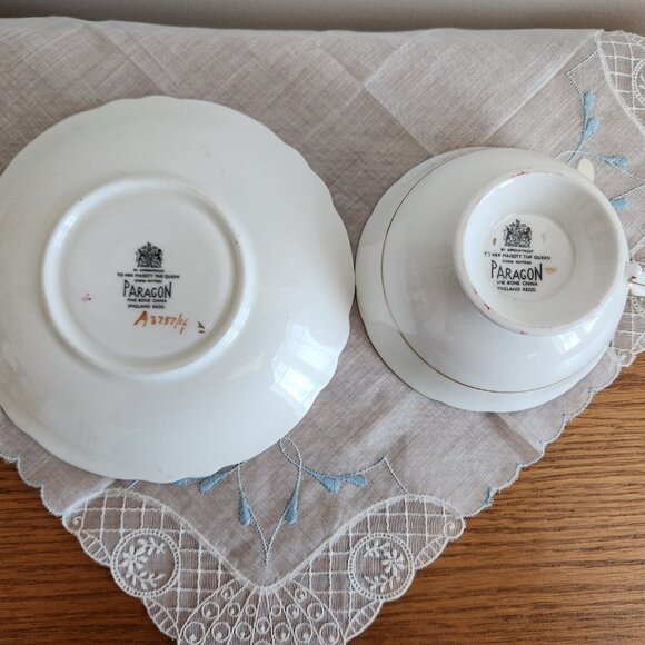 1950-S PARAGON VINTAGE BLUE CUBBAGE ROSE HEAVY GOLD DECORATED ENGLISH BONE CHINA - Picture 4 of 5